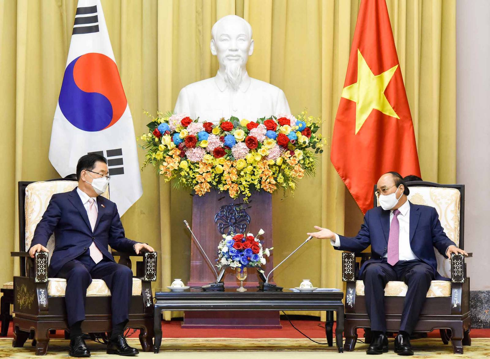 Việt Nam - Hàn Quốc là hai quốc gia có quan hệ hợp tác mật thiết trong nhiều lĩnh vực khác nhau. Xem những hình ảnh về sự hợp tác này để cảm nhận rõ hơn về sự đoàn kết và phát triển của hai quốc gia này.