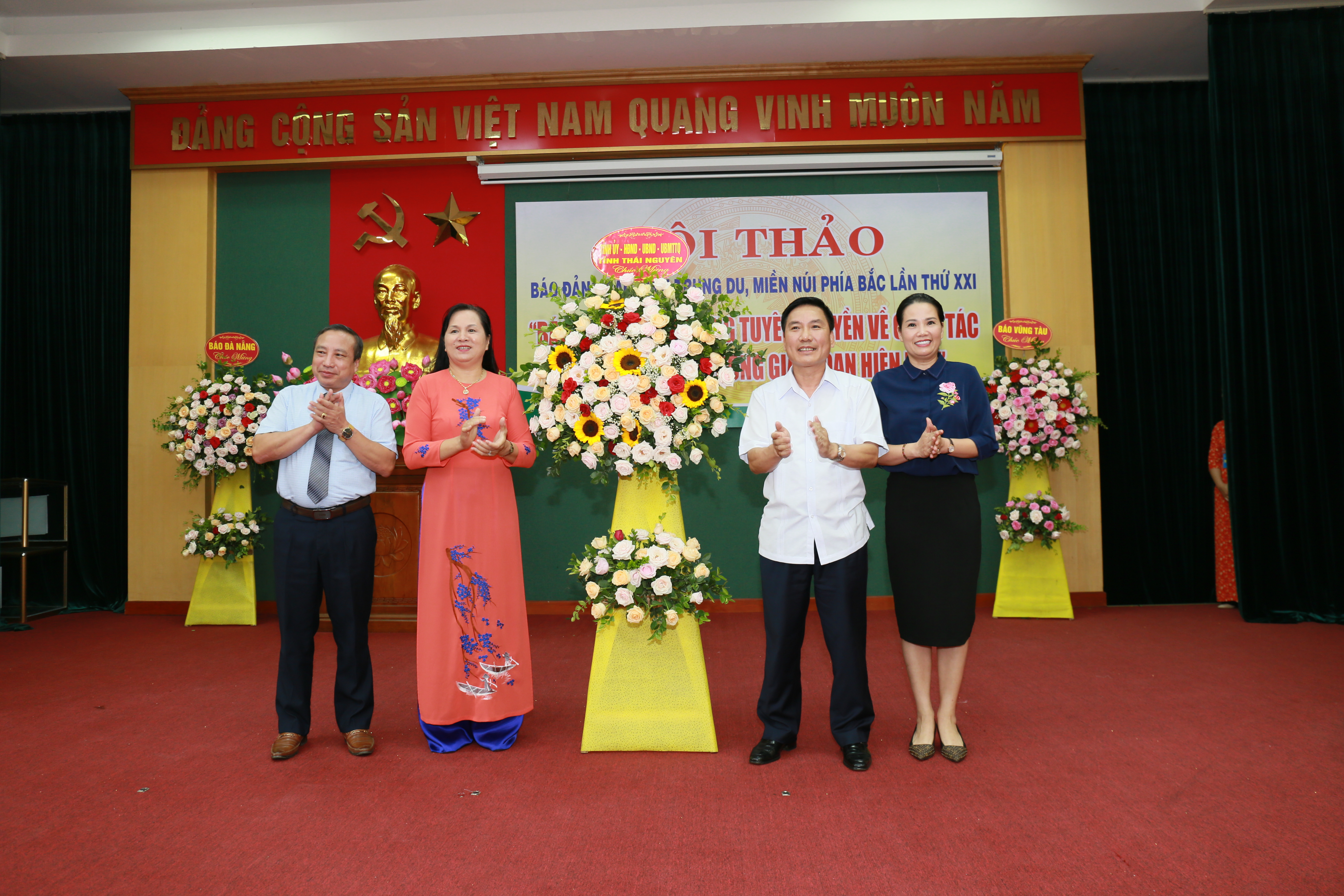 Đồng chí Vũ Hồng Bắc, Phó Bí thư Tỉnh ủy, Chủ tịch Ủy ban nhân dân tỉnh Thái Nguyên tặng lẵng hoa chúc mừng Hội thảo