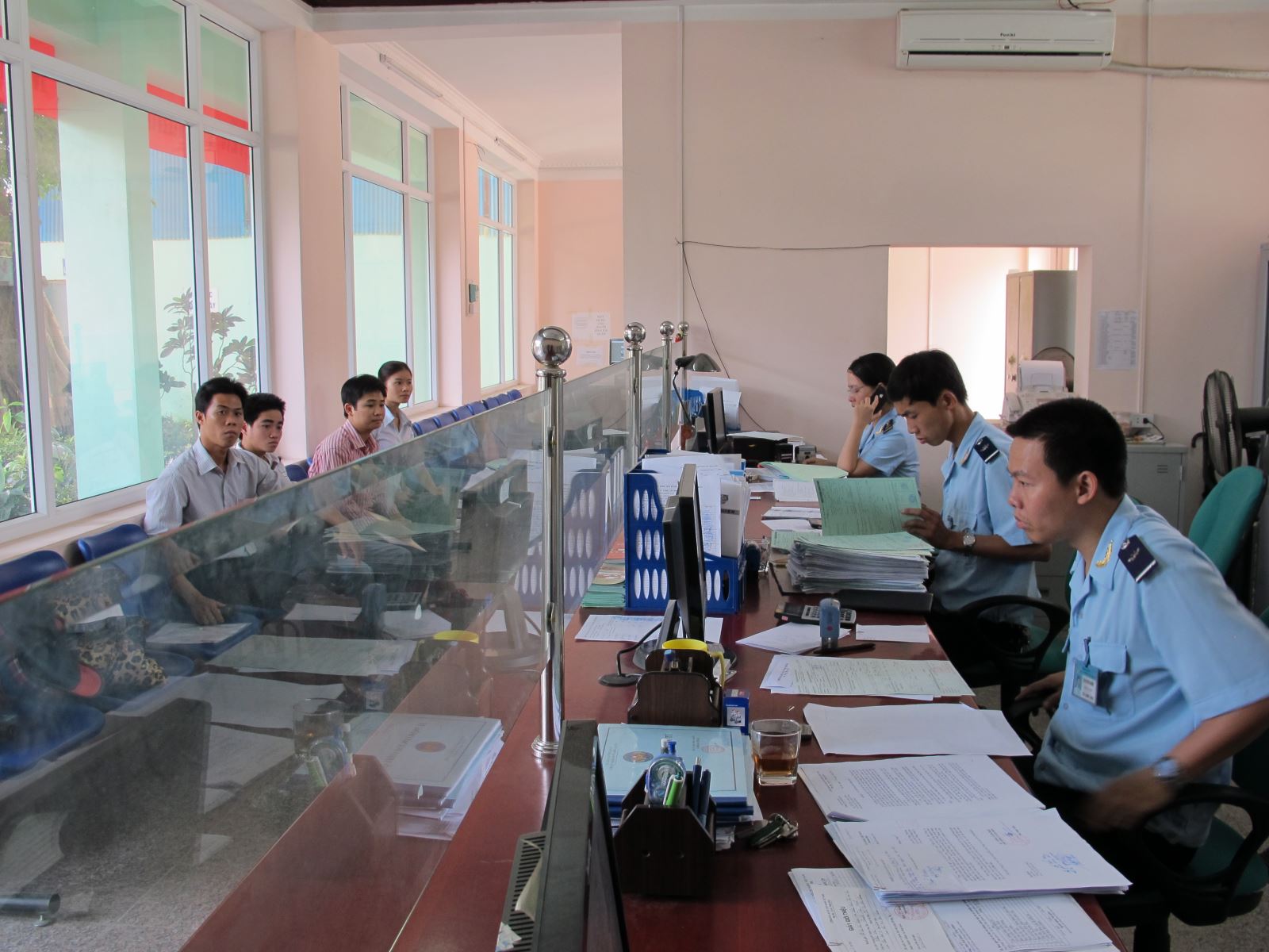 Công chức Hải quan Lào Cai giải quyết thủ tục hành chính trong lĩnh vực xuất, nhập khẩu. Nguồn: laocai.gov.vn