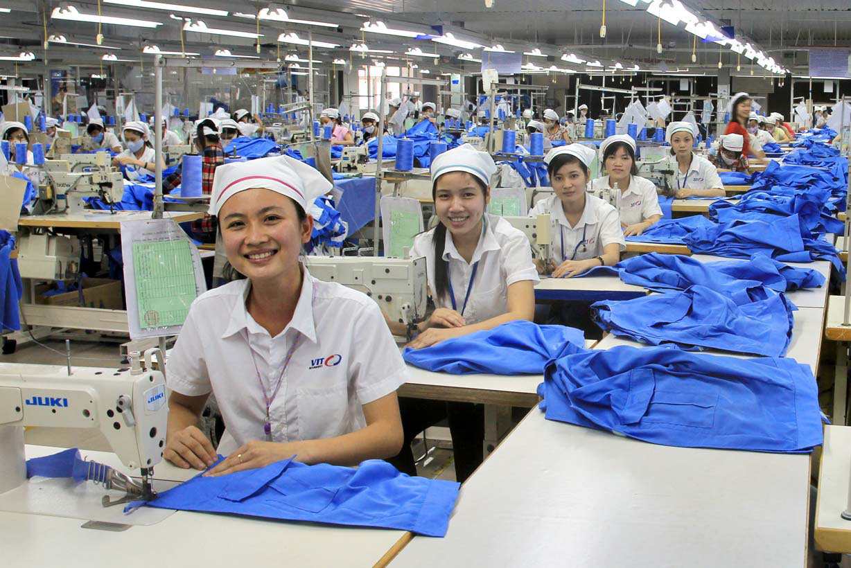 Công nhân ngành dệt may đứng trước yêu cầu nâng cao tay nghề đáp ứng yêu cầu sản xuất trong nền Cách mạng công nghiệp 4.0
