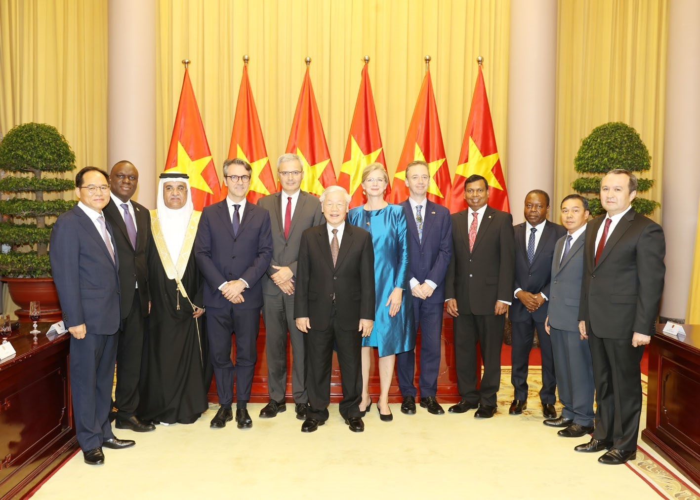 Tổng Bí thư, Chủ tịch nước Nguyễn Phú Trọng chụp ảnh chung với các đại sứ đến nhận nhiệm kỳ công tác tại Việt Nam_Ảnh: TTXVN
