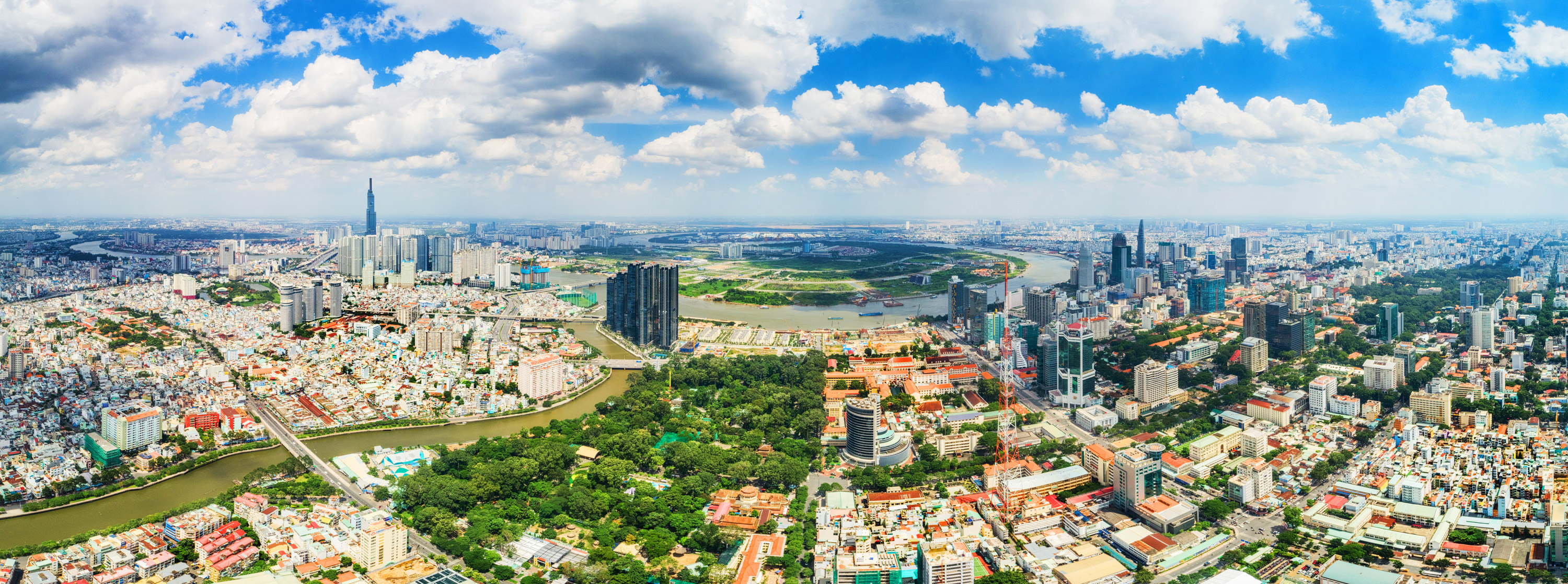 Với vai trò đầu tàu phát triển kinh tế của vùng, Hồ Chí Minh là một trong những thành phố có nền kinh tế phát triển nhanh nhất ở Việt Nam. Nơi đây có nhiều cơ hội việc làm, đầu tư và phát triển doanh nghiệp. Đến Hồ Chí Minh và tận dụng những cơ hội này.